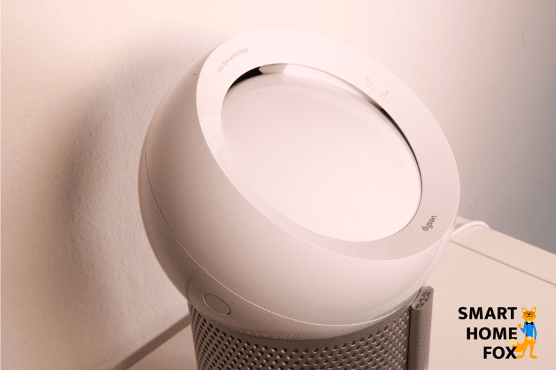 Die gewölbte Linse des Dyson Pure Cool Me Luftreinigers und Tischventilators.